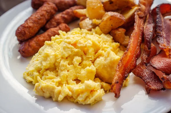 Huevos Revueltos Con Salchichas Desayuno Papas Fritas Tocino — Foto de Stock