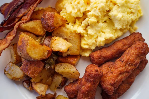 Huevos Revueltos Con Salchichas Desayuno Papas Fritas Tocino — Foto de Stock