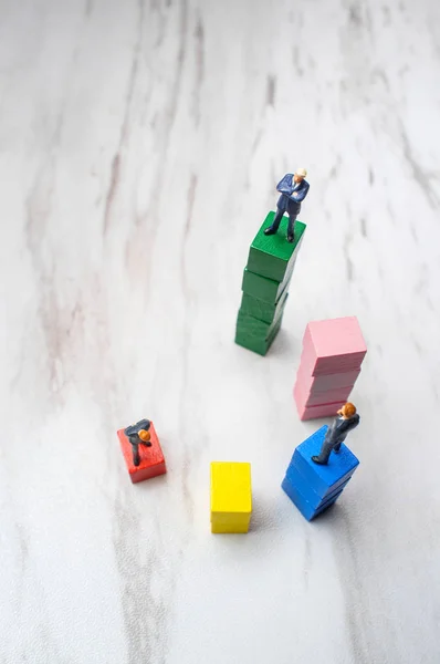 Miniature Businessmen Stand Wooden Blocks Symbolizing Steps Success — Stock Photo, Image