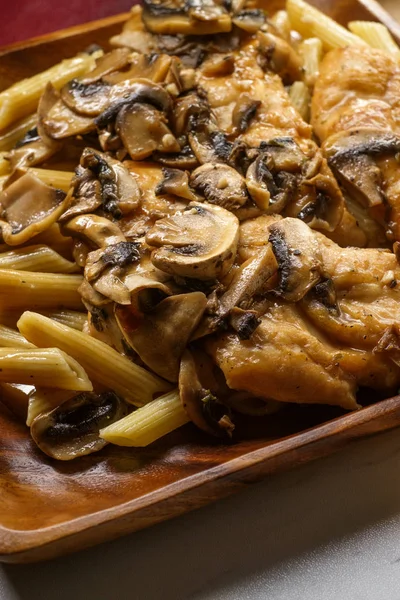 Sağlıklı Pişmiş Talyanca Tavuk Marsala Penne Makarna Mantar Ile — Stok fotoğraf