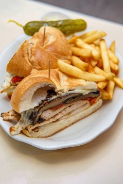 Izgara portobello mantar tavuklu sandviç Balsamik salata kavrulmuş kırmızı biber ve provolone peyniri ile