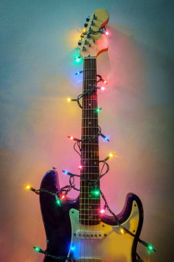 Mevsimlik tatil enstrüman elektro gitar Noel ağacı dize ışıklar içinde sarılmış