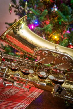 Mevsimlik tatil müzik aleti saksafon ile Noel ağacı arka plan