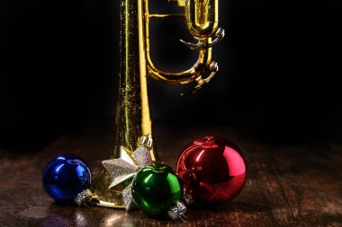 Mevsimlik Noel ve tatil müzik aleti ile dramatik aydınlatma trompet