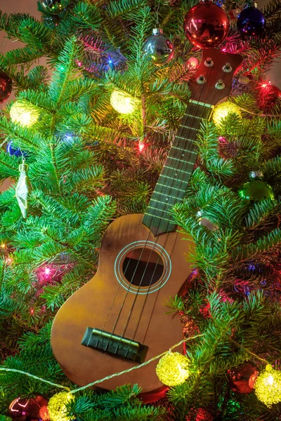 Saisonal Urlaub Musikinstrument Ukulele Mit Weihnachtsbaum Hintergrund — Stockfoto