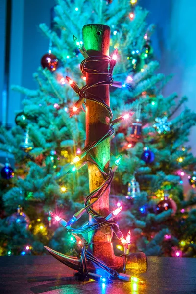 Bauarbeiter Hammer Weihnachtsbaum Lichterkette Gewickelt — Stockfoto