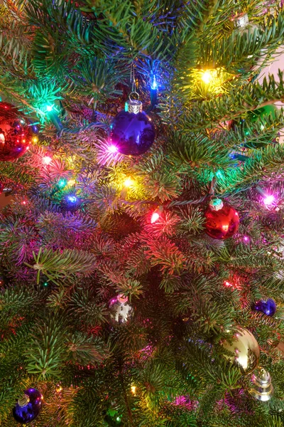 Mevsimlik Tatil Noel Ağacı Süsleme Dize Işıklar Ile — Stok fotoğraf