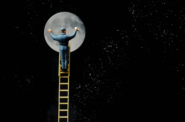 Ambicioso Limpador Janelas Sobe Escada Para Metáfora Conceitual Lua — Fotografia de Stock