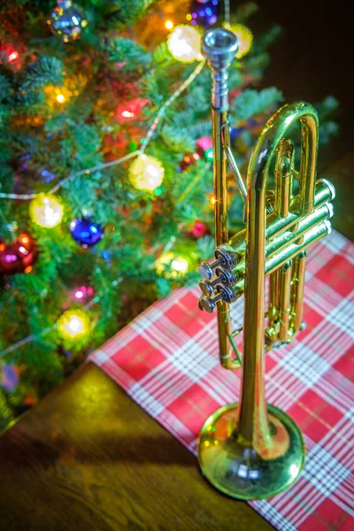 극적인 크리스마스와 트럼펫 — 스톡 사진