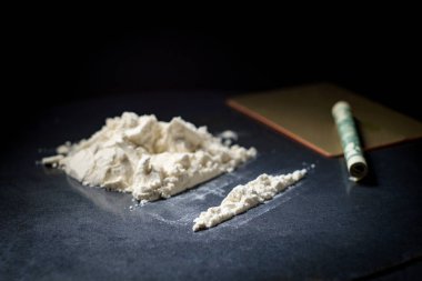 Kredi kartı ve haddelenmiş dolarlık banknot ile kokain uyuşturucu bağımlılığı kavramı hattı