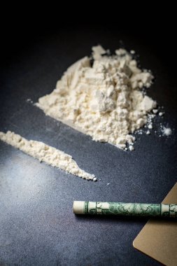 Kredi kartı ve haddelenmiş dolarlık banknot ile kokain uyuşturucu bağımlılığı kavramı hattı