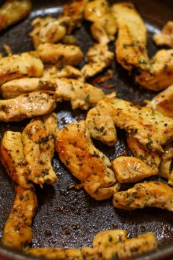 Taze sıcak tava kızarmış tavuk kanadı dağladı