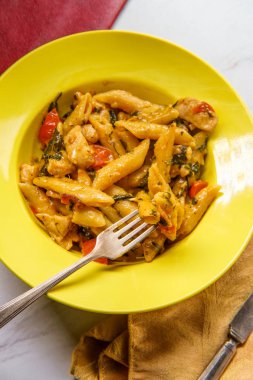 Kremalı Toskana usulü ızgara tavuk ve domates soslu makarna.