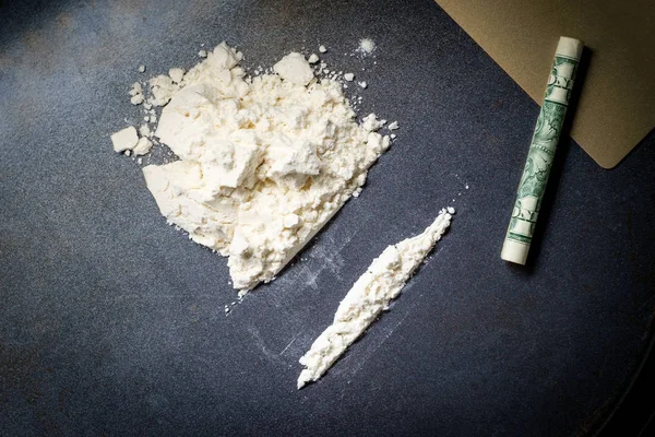 Drug Addiction Koncept Rad Kokain Med Kreditkort Och Rullade Dollarsedel — Stockfoto