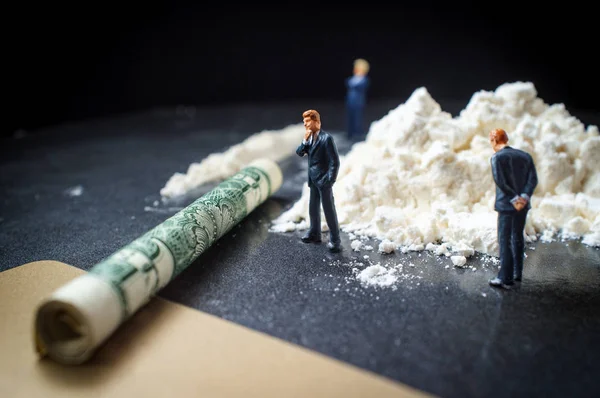Narkotikamissbruk Konceptuell Metafor Miniatyr Affärsmän Som Gör Gigantiska Linje Kokain — Stockfoto
