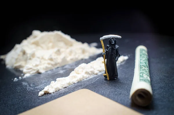 Grim Reaper Toekijkt Stapel Van Cocaïne Als Metafoor Waarschuwing Voor — Stockfoto