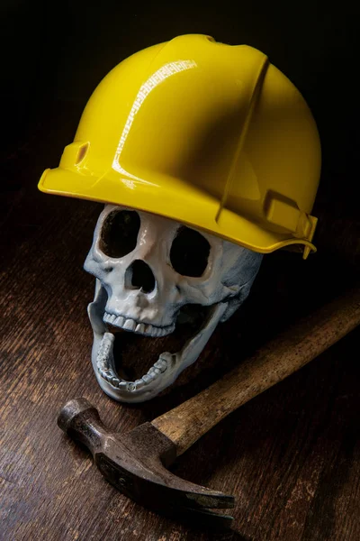 Menschenkopf Mit Bauarbeiter Harthut Und Hammer Symbolisiert Die Gefahren Dieser — Stockfoto