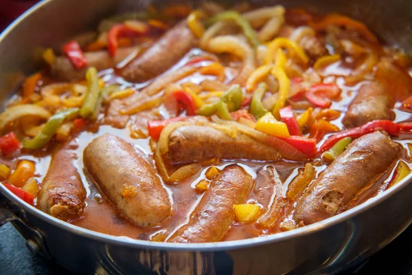 Koken Worst Uien Rode Gele Groene Paprika Keuken Pan — Stockfoto