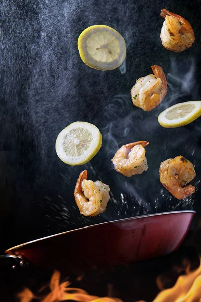 Revuelva Los Camarones Fritos Batidos Con Concepto Limón Rodajas Con — Foto de Stock