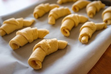 Ham kruvasan rulo hamur parşömen kağıt ve tava fırın için hazır