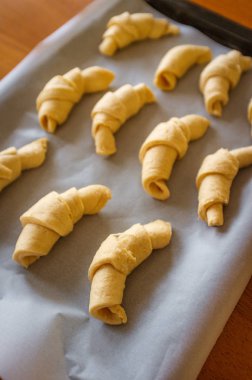 Ham kruvasan rulo hamur parşömen kağıt ve tava fırın için hazır