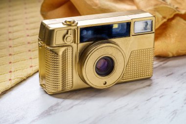 Lüks altın nokta ve vintage 35 mm ince tabaka fotoğraf makinesi ateş
