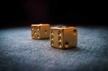 Mavi yeşil Bilardo masasında şanslı altın kumar zar