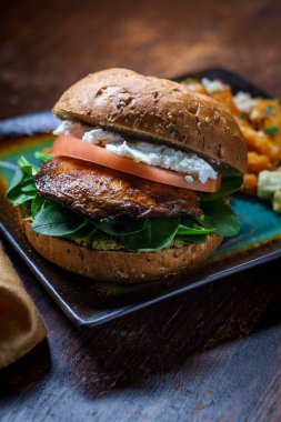 Portobello mantarlı sandviç, keçi peynirli pesto ve yanında da Yunan tatlı patates kızartması.
