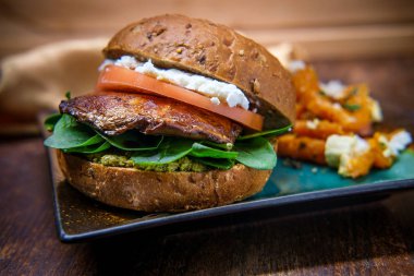 Portobello mantarlı sandviç, keçi peynirli pesto ve yanında da Yunan tatlı patates kızartması.
