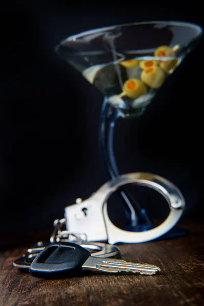 Martini Gin Con Manette Chiavi Che Simboleggiano Arresto Guida Stato — Foto Stock