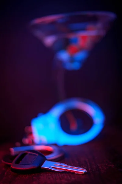 음주운전을 상징하는 수갑과 열쇠가 마티니 — 스톡 사진