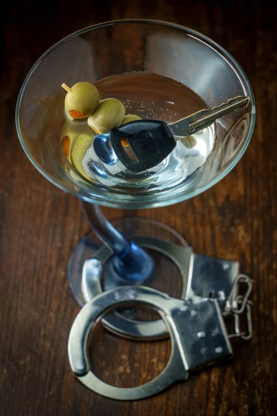 Gin Martini Bilinccsel Kulccsal Szimbolizálja Ittas Vezetést — Stock Fotó