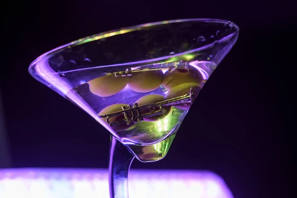 Jazzclub Concept Met Trompet Martini Cocktailglas — Stockfoto