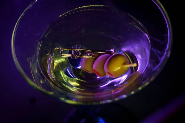 Jazzclub Concept Met Trompet Martini Cocktailglas — Stockfoto