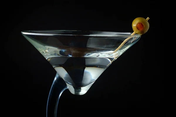 Gin Martini Seco Limpo Fundo Escuro Com Guarnição Azeitona Coquetel — Fotografia de Stock