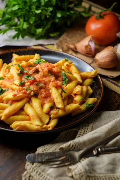 Penne Salsa Pomodoro Vodka Cremosa Sul Tavolo Cucina Legno Rustico — Foto Stock