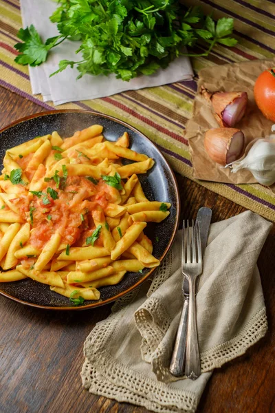 Massa Penne Molho Tomate Vodka Cremoso Mesa Cozinha Madeira Rústica — Fotografia de Stock