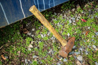 Küçük tek elle yıpranmış ve paslı kızak çekiç inşaat arka plan