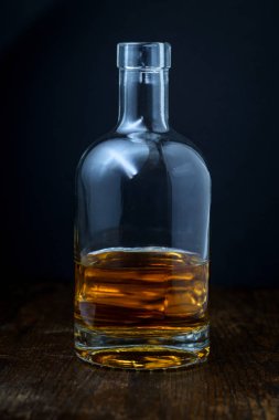 Lezzetli rustik ev yapımı viski sıkıntılı ahşap tablo