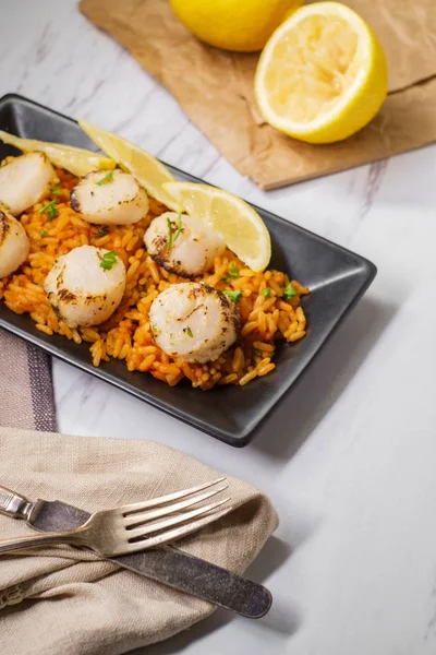 Paella Arroz Español Naranja Con Vieiras Hierba Limón — Foto de Stock