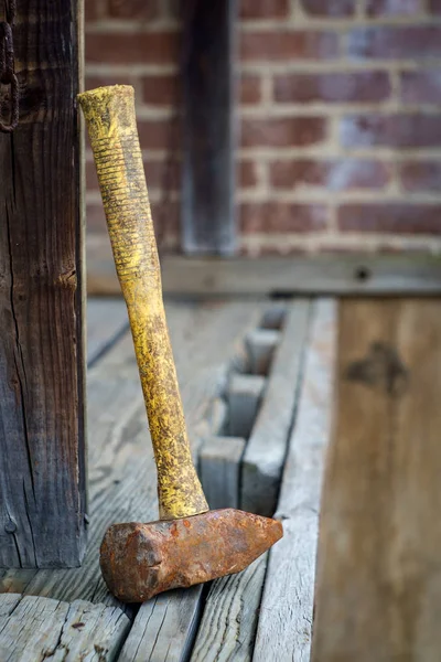 Kis Egyetlen Kézzel Kopott Rozsdás Sledge Hammer Építőipari Háttérrel — Stock Fotó