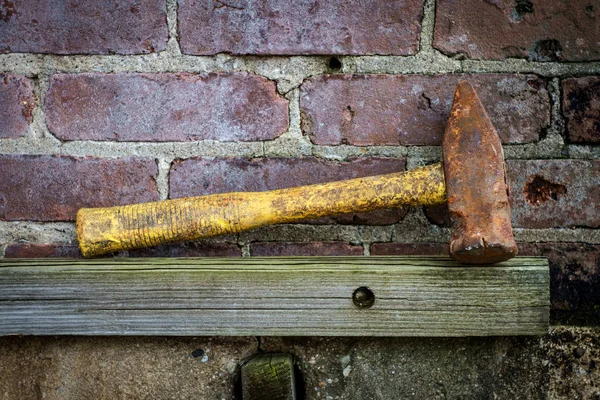 Small Single Handed Worn Rusty Sledge Hammer Construction Background — Stock Photo, Image