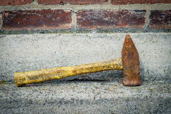 Kis Egyetlen Kézzel Kopott Rozsdás Sledge Hammer Építőipari Háttérrel — Stock Fotó
