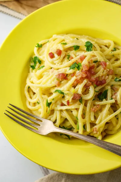 Cremosa Cucina Italiana Spaghetti Alla Carbonara Con Pancetta Pane Croccante — Foto Stock