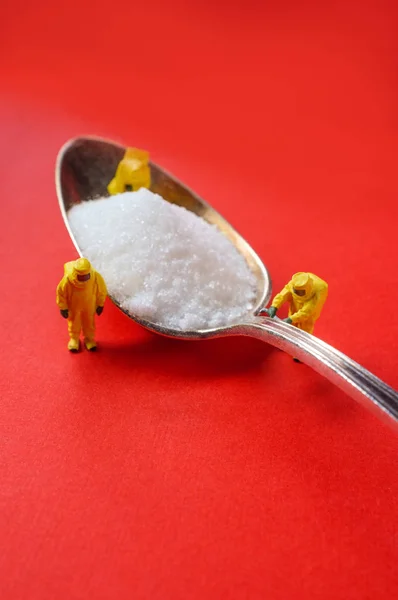 Miniatuur Hazmat Wetenschappelijk Team Inspecteert Reusachtige Lepel Drugs Conceptuele Metafoor — Stockfoto
