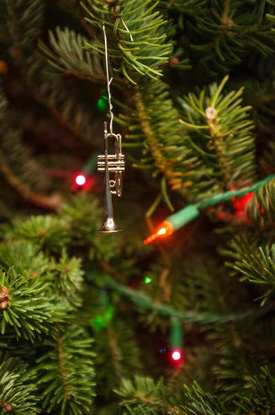 Pequena Decoração Ornamento Trompete Pendura Ramo Árvore Natal — Fotografia de Stock