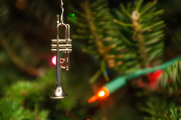 Pequena Decoração Ornamento Trompete Pendura Ramo Árvore Natal — Fotografia de Stock