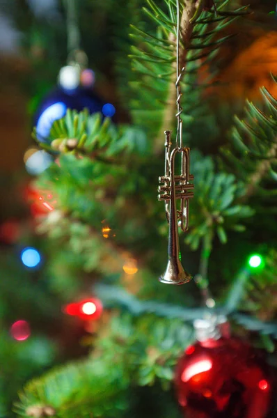 Noel Ağacı Dalı Küçücük Trompet Süsleme Dekorasyon Kilitleniyor — Stok fotoğraf
