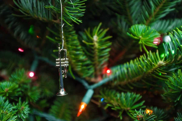 Pequena Decoração Ornamento Trompete Pendura Ramo Árvore Natal — Fotografia de Stock