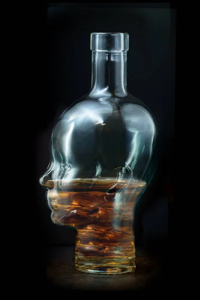 Концепция Алкоголизма Стеклянная Голова Бутылка Виски — стоковое фото